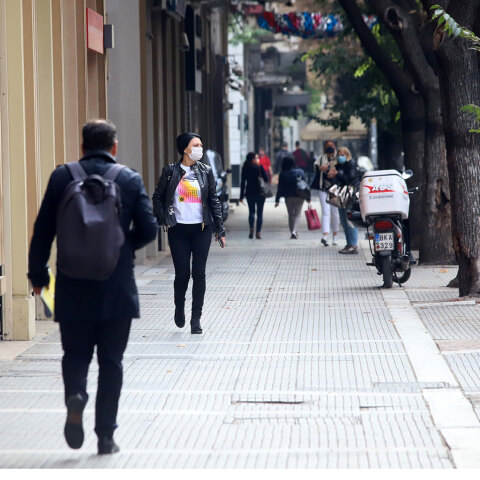 Πολίτες με μάσκα για τον κορωνοϊό στη Θεσσαλονίκη