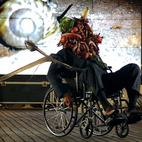 Τρεις Άμλετ σε μια κουνιστή πολυθρόνα