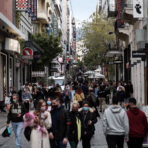 «Πατείς με, πατώ σε» στην Ερμού από καταναλωτές μια ημέρα πριν από το lockdown