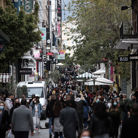 Πλήθος κόσμου στην Ερμού μια ημέρα πριν ξεκινήσει το καθολικό lockdown
