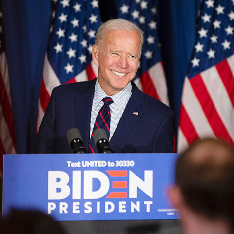 Πλατιά χαμόγελα για τον Τζο Μπάιντεν ο οποίος είναι μια «ανάσα» από το να διαδεχτεί στον Λευκό Οίκο τον Ντόναλντ Τραμπ