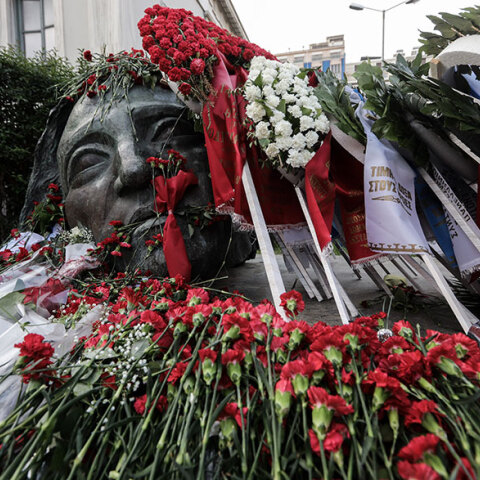 Στεφάνια και λουλούδια στο μνημείο για τους νεκρούς του Πολυτεχνείου