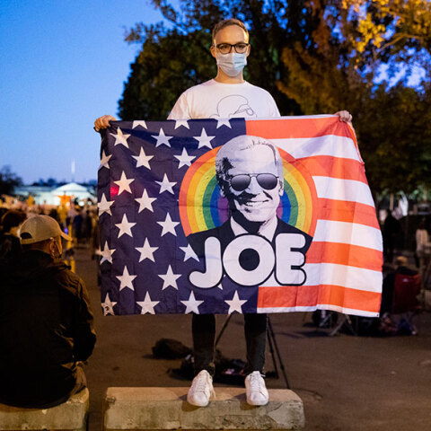 Αμερικανικές εκλογές 2020: Υποστηρικτής του Τζο Μπάιντεν με προστατευτική μάσκα για τον κορωνοϊό