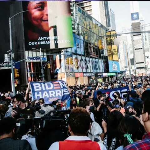 Υποστηρικτές του Τζο Μπάιντεν πανηγυρίζουν στη Νέα Υόρκη τη μεγάλη νίκη