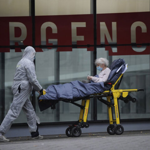 Κορωνοϊός στη Γαλλία - Διακομιδή ασθενούς σε νοσοκομείο στο Παρίσι