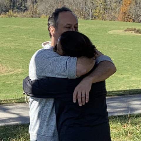 Ο Doug Emhoff, σύζυγος της Καμάλα Χάρις, αγκαλιάζει τη γυναίκα του -την πρώτη μαύρη Αμερικανίδα πολιτικό που γίνεται αντιπρόεδρος των ΗΠΑ