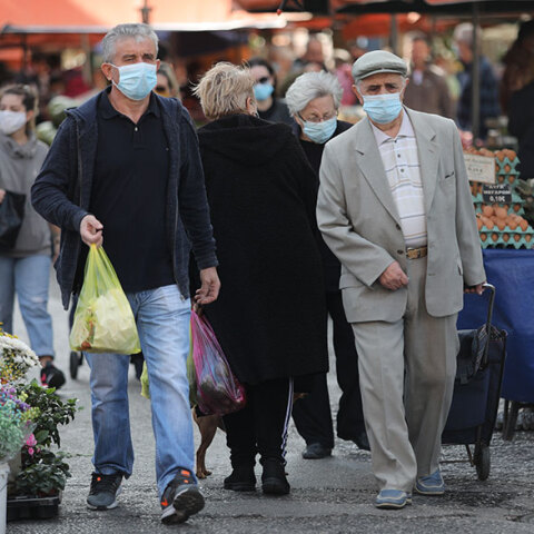 Πολίτες με μάσκα για τον κορωνοϊό σε λαϊκή αγορά στην Αττική την πρώτη ημέρα του νέου lockdown για τον κορωνοϊό