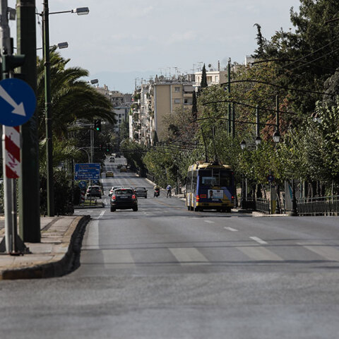 Έρημος δρόμος στο κέντρο της Αθήνας μετά την ενεργοποίηση του lockdown το πρωί του Σαββάτου 7 Νοεμβρίου 2020