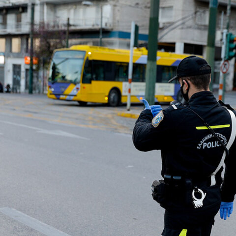Αστυνομικός στην Αθήνα πραγματοποιεί ελέγχους για το lockdown