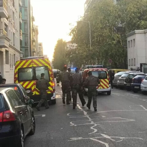 Αστυνομικοί και ασθενοφόρα έξω από την εκκλησία στη Λυών όπου πυροβολήθηκε ορθόδοξος ιερέας