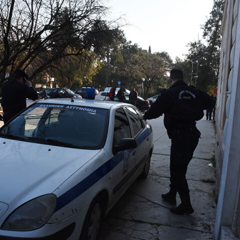 Αστυνομικοί βγαίνουν από περιπολικό (ΦΩΤΟ ΑΡΧΕΙΟΥ)