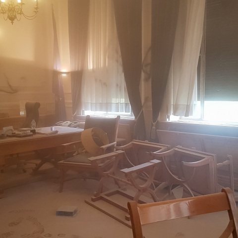 ΕΙΣΒΟΛΗ ΟΜΑΔΑΣ ΚΟΥΚΟΥΛΟΦΟΡΩΝ ΣΤΟ ΓΡΑΦΕΙ ΤΟΥ ΠΡΥΤΑΝΗ ΤΟΥ ΟΠΑ