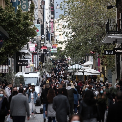 Κίνηση και ουρές σε καταστήματα στην Ερμού πριν το lockdown στη χώρα 