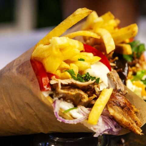 Τα τυλιχτά σουβλάκια στο Πιάτσα Καλαμάκι