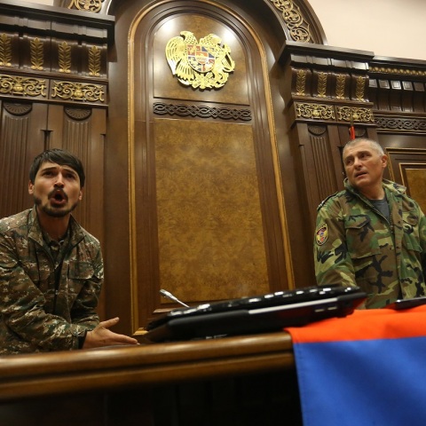 Διαδηλωτές διαμαρτύρονται στο αρμενικό κοινοβούλιο για τον τερματισμό των συγκρούσεων στο Ναγκόρνο-Καραμπάχ