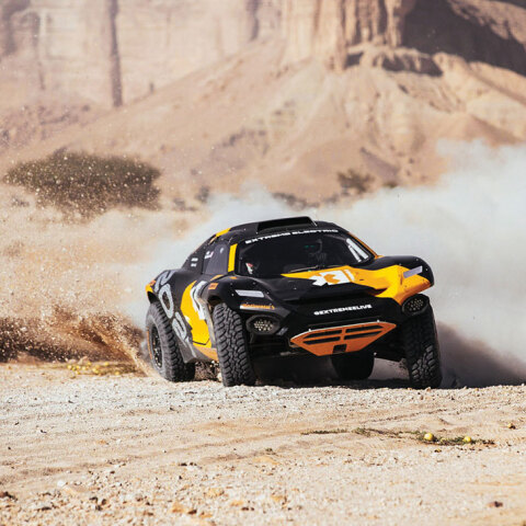 Αγωνιστικό αυτοκίνητο σε κίνηση σηκώνει σκόνη