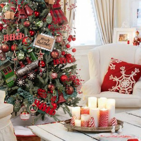 Σαλόνι με πολυθρόνες και στολισμένο χριστουγεννιάτικο δέντρο