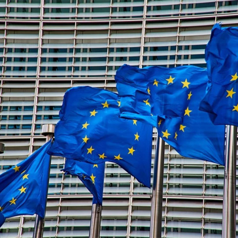 Covid-19: Η ΕΕ υπογράφει συμβόλαιο με την Pfizer για το εμβόλιο