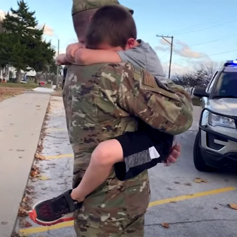 Ο γιος του στρατιώτη συγκινημένος από την απρόσμενη επανένωση 