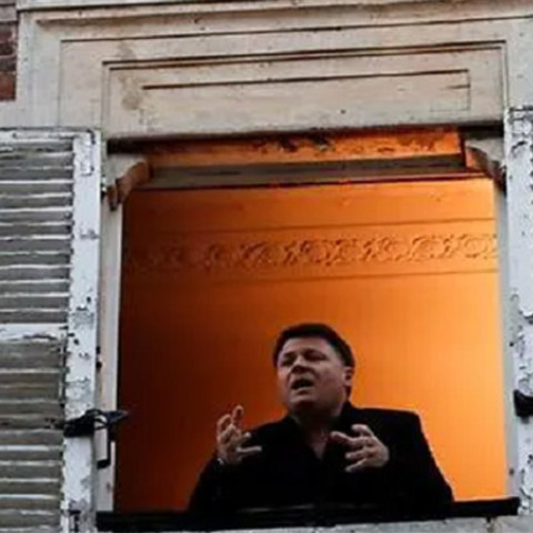 Ο τενόρος Στ.Σενεσάλ τραγουδά πια μόνο στο μπαλκόνι του