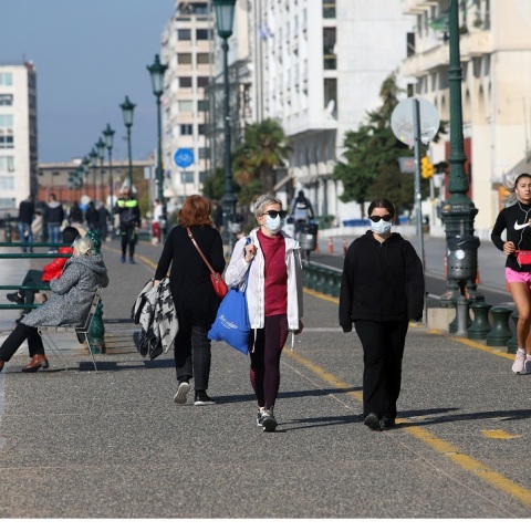 Πολίτες με μάσκα στην παραλία της Θεσσαλονίκης