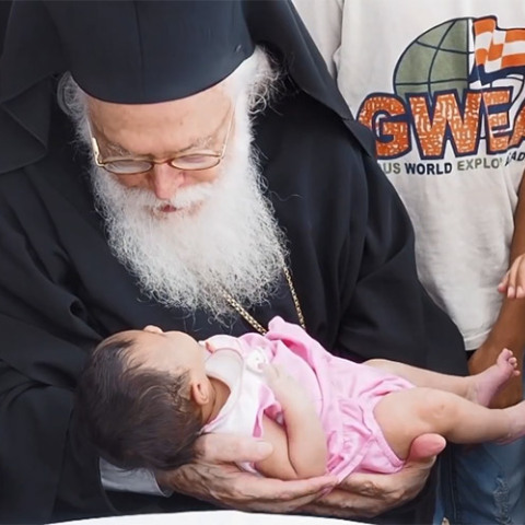 Ο Αρχιεπίσκοπος Αναστάσιος και ένα προσφυγόπουλο από το Κομπάνι