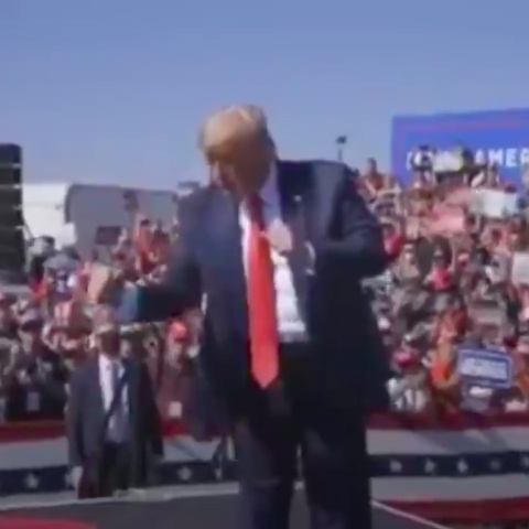 Ο Ντόναλντ Τραμπ χορεύει και γουστάρει με Βασίλη Καρρά