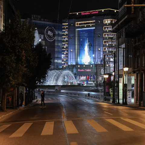 Σε εφαρμογή τα νέα, αυστηρά, μέτρα για τον περιορισμό της πανδημίας του κορονοϊού στη χώρα, με απαγόρευση της κυκλοφορίας στο πλαίσιο του καθολικού lockdown  