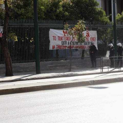 Αστυνομικοί έξω από το Πολυτεχνείο