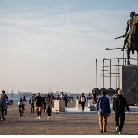 Πολίτες περπατούν στην παραλία της Θεσσαλονίκης