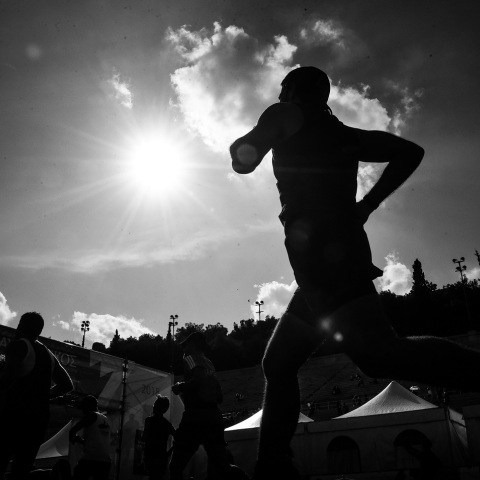 Δρομέας που τρέχει στον Κλασικό Μαραθώνιος Αθήνας - 42 χιλιόμετρα