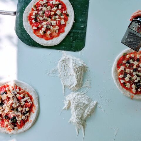 Γυναίκα φτιάχνει σπιτική πίτσα