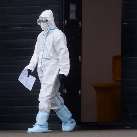 Υγειονομικός με στολή προστασίας από τον κορωνοϊό 