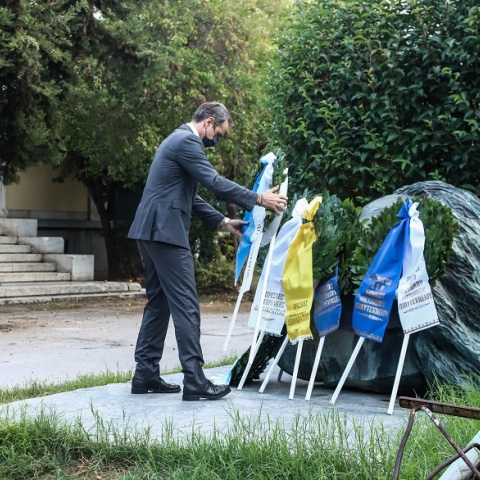 Κατάθεση στεφάνου στο Πολυτεχνείο από τον πρωθυπουργό, Κυριάκο Μητσοτάκη