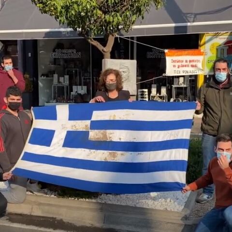 Η σημαία του Πολυτεχνείου μπροστά από το μνημείο Φύσσα