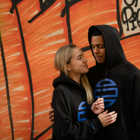 Μοντέλα που φορούν ρούχα Theta Clothes