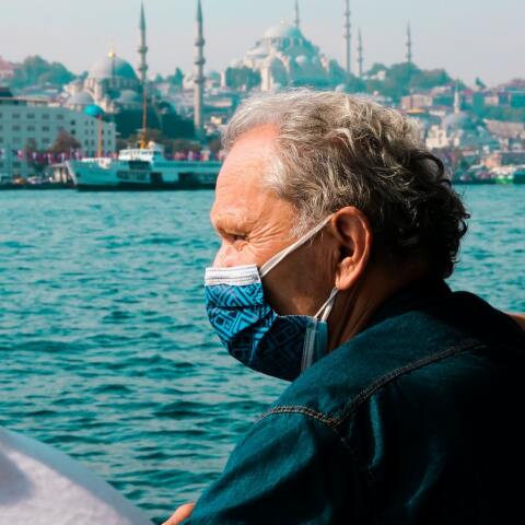 Πολίτης με μάσκα στην Τουρκία 