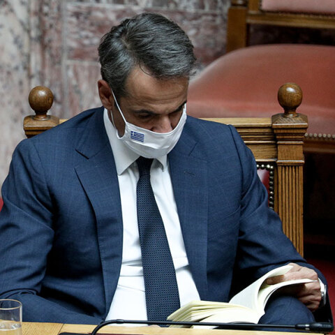 Ο Κυριάκος Μητσοτάκης στη Βουλή με μάσκα για τον κορωνοϊό