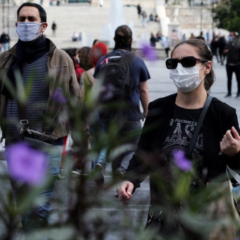 Πολίτες με μάσκα στο κέντρο της Αθήνας 