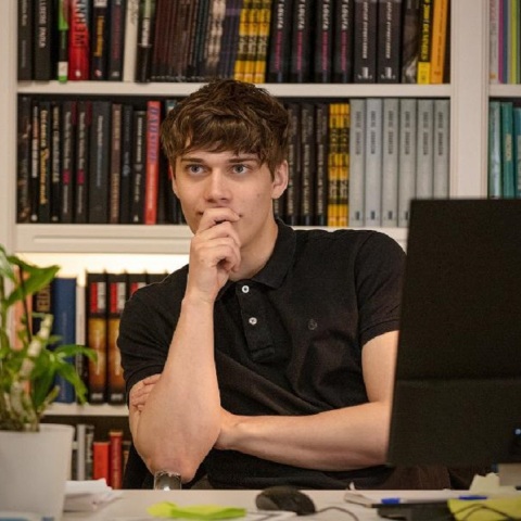 Ο Björn Mosten στη σειρά «Έρωτας & Αναρχία» (Love & Anarchy) του Netflix