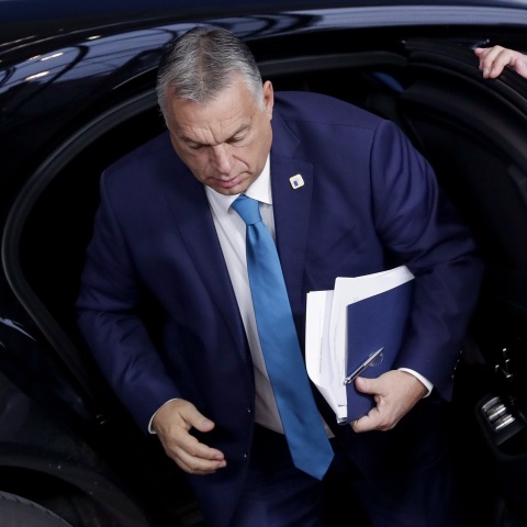 Ο πρωθυπουργός της Ουγγαρίας Βίκτορ Όρμπαν την ώρα που βγαίνει από το αυτοκίνητο