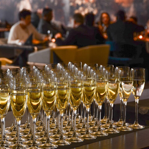 Ποτήρια με σαμπάνια σε κατάστημα εστίασης τα Χριστούγεννα