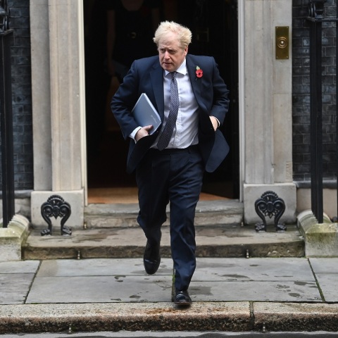 Ο βρετανός πρωθυπουργός Μπόρις Τζόνσον έξω από την Ντάουνινγκ Στριτ