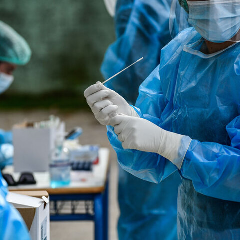 Κλιμάκιο του ΕΟΔΥ για τον κορωνοϊό διενεργεί rapid test σε πολίτες