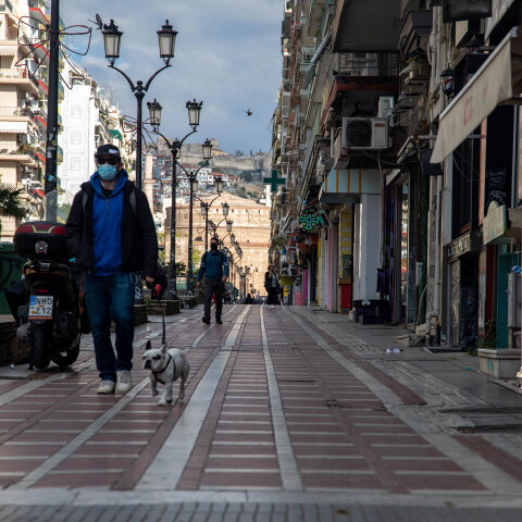 Άνδρας έχει βγάλει τον σκύλο βόλτα στη Θεσσαλονίκη εν μέσω lockdown
