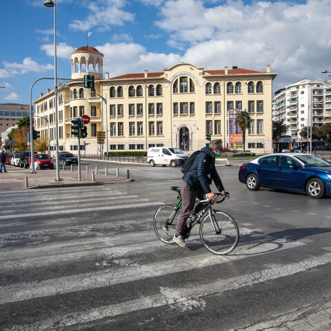 Ένας ποδηλάτης σε δρόμο στη Θεσσαλονίκη εν μέσω lockdown