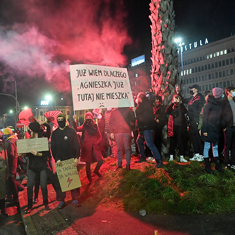 Μαζικές διαμαρτυρίες κατά της αυστηρότερης νομοθεσίας για τις αμβλώσεις συνεχίζονται σε όλη την Πολωνία