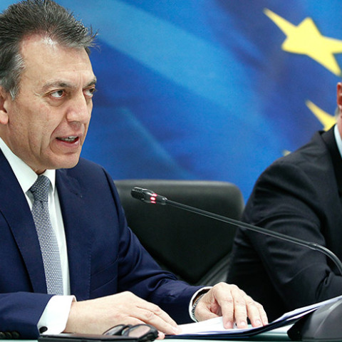 Ο υπουργός Οικονομικών Χρήστος Σταϊκούρας και ο υπουργός Εργασίας και Κοινωνικών Υποθέσεων Γιάννης Βρούτσης