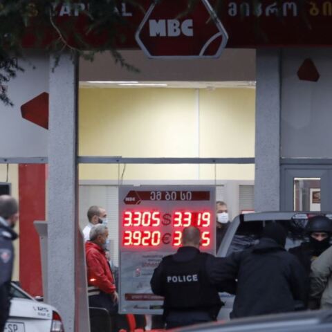 Αίσιο τέλος στην ομηρία εννέα ατόμων στην Τιφλίδα