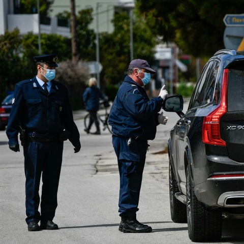 Έλεγχοι των αστυνομικών για την κυκλοφορία οχημάτων εν μέσω lockdown